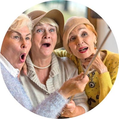 Frauen im reiferen Alter lachen herzlich beim Selfie machen, ohne Urin zu verlieren 